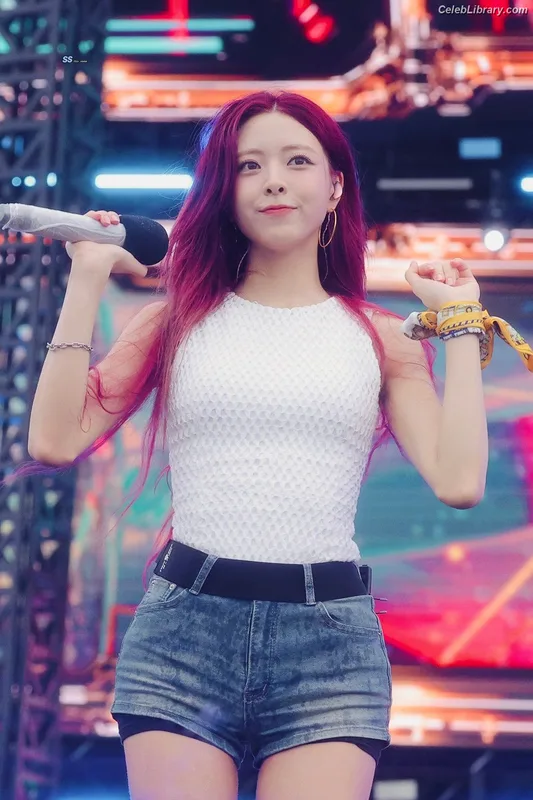 Yuna - ITZY (유나, Shin Yu Na) photo 14 of 1698