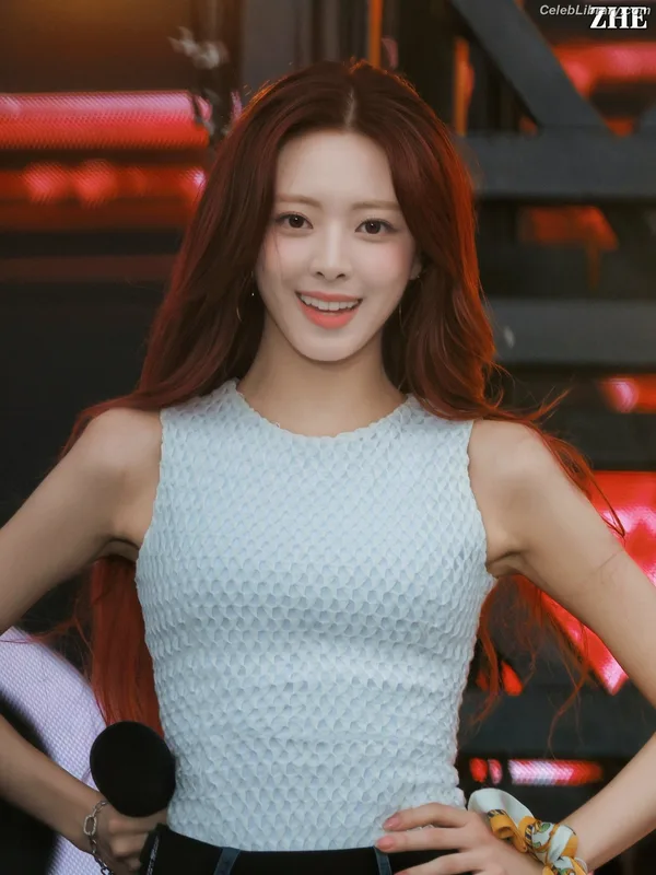 Yuna - ITZY (유나, Shin Yu Na) photo 15 of 1698
