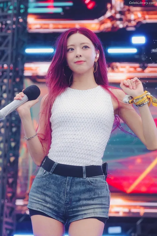 Yuna - ITZY (유나, Shin Yu Na) photo 16 of 1698