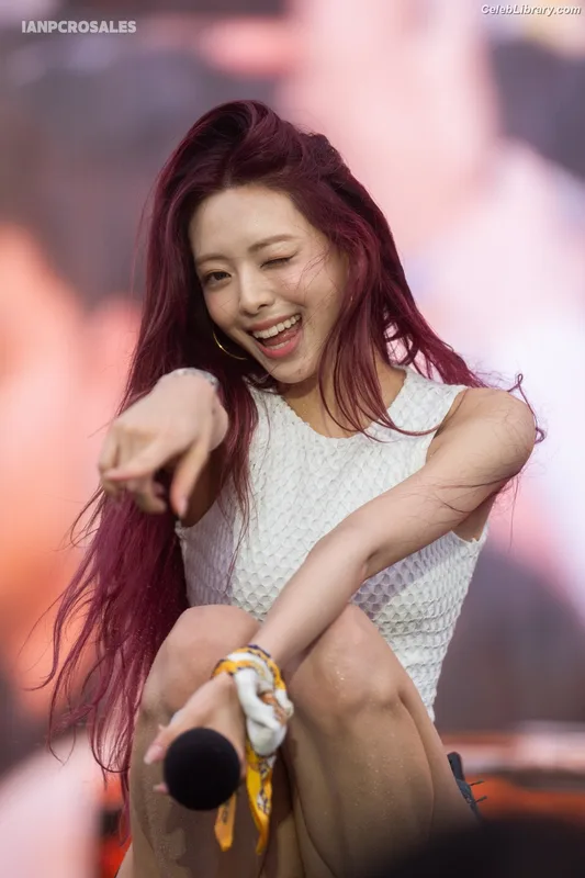 Yuna - ITZY (유나, Shin Yu Na) photo 21 of 1698