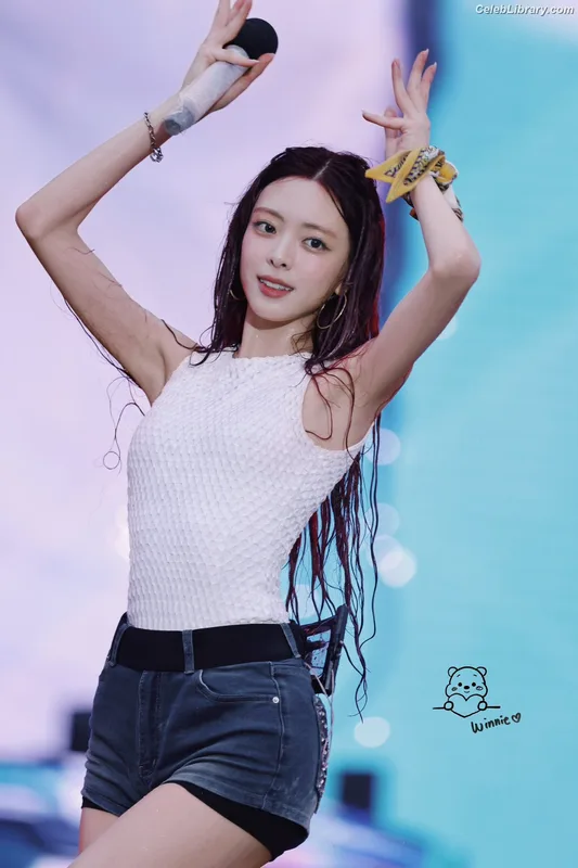 Yuna - ITZY (유나, Shin Yu Na) photo 1 of 1698