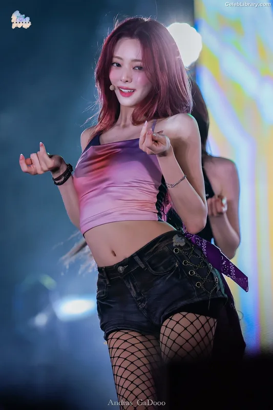 Yuna - ITZY (유나, Shin Yu Na) photo 9 of 1698