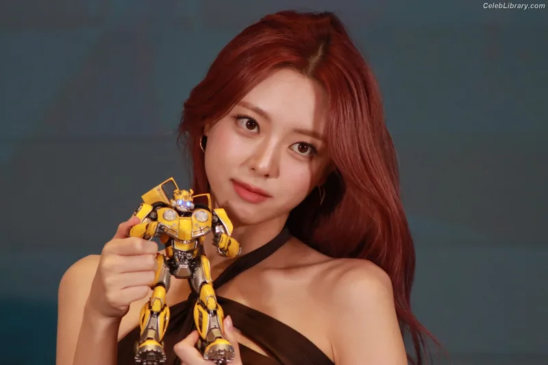 Yuna - ITZY (유나, Shin Yu Na) photo 4 of 1698