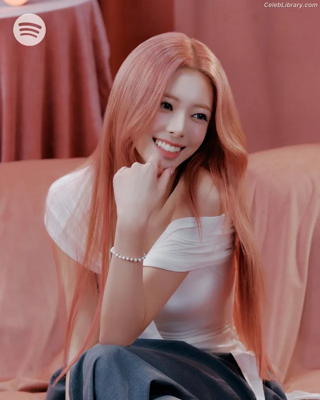 Yuna - ITZY (유나, Shin Yu Na) photo 5 of 1698