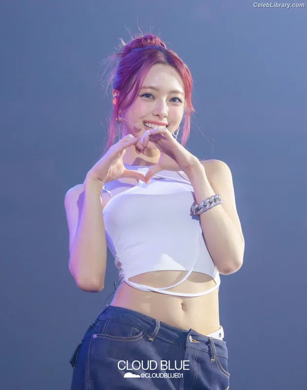 Yuna - ITZY (유나, Shin Yu Na) photo 6 of 1698