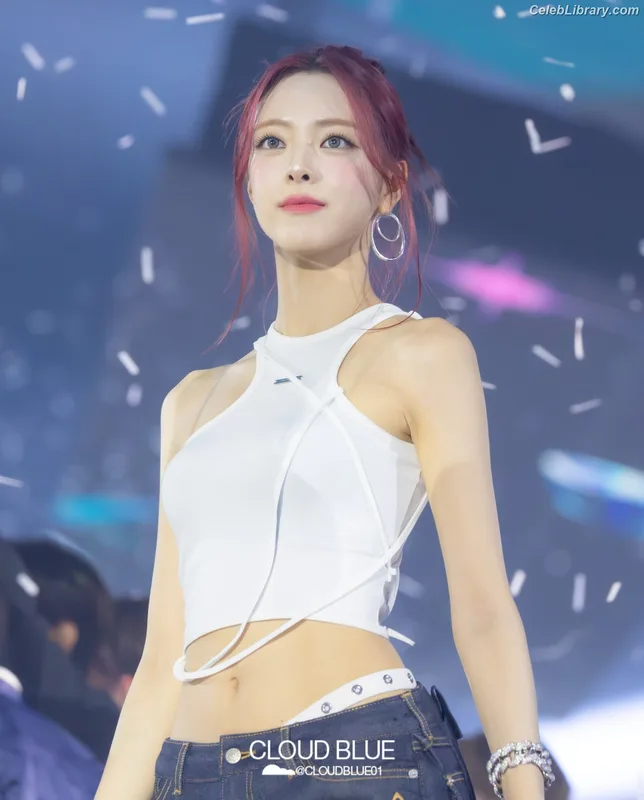 Yuna - ITZY (유나, Shin Yu Na) photo 7 of 1698