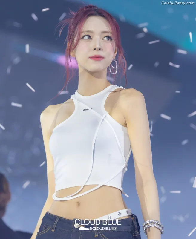 Yuna - ITZY (유나, Shin Yu Na) photo 8 of 1698