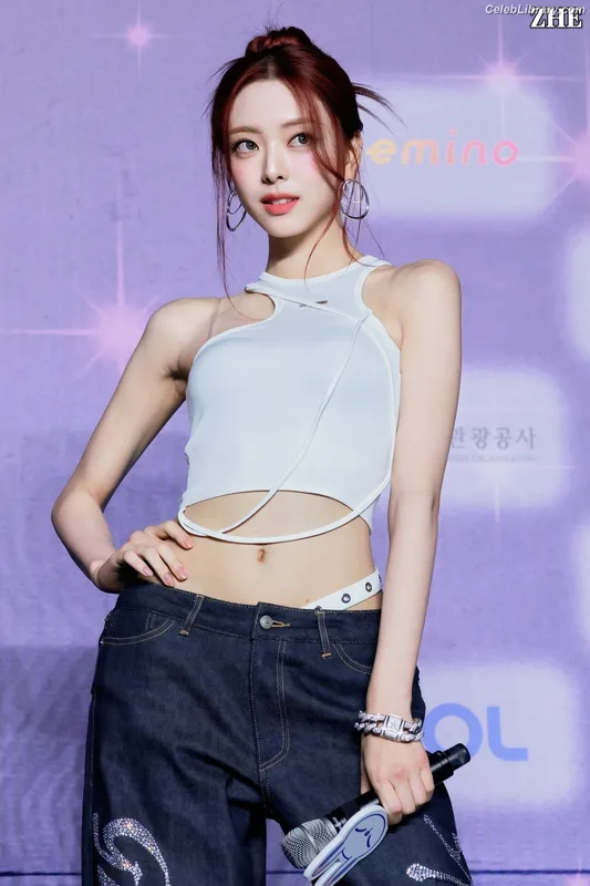 Yuna - ITZY (유나, Shin Yu Na) photo 12 of 1698