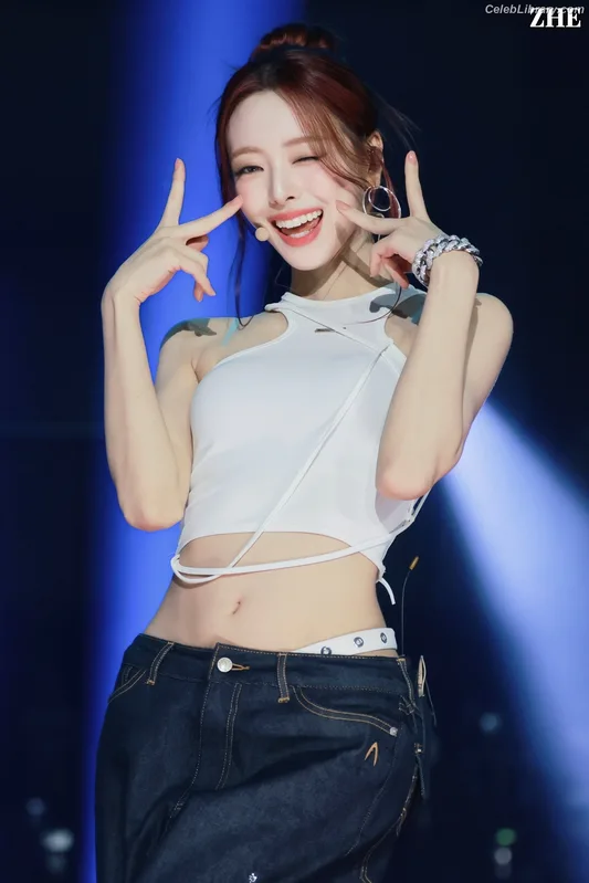 Yuna - ITZY (유나, Shin Yu Na) photo 16 of 1698