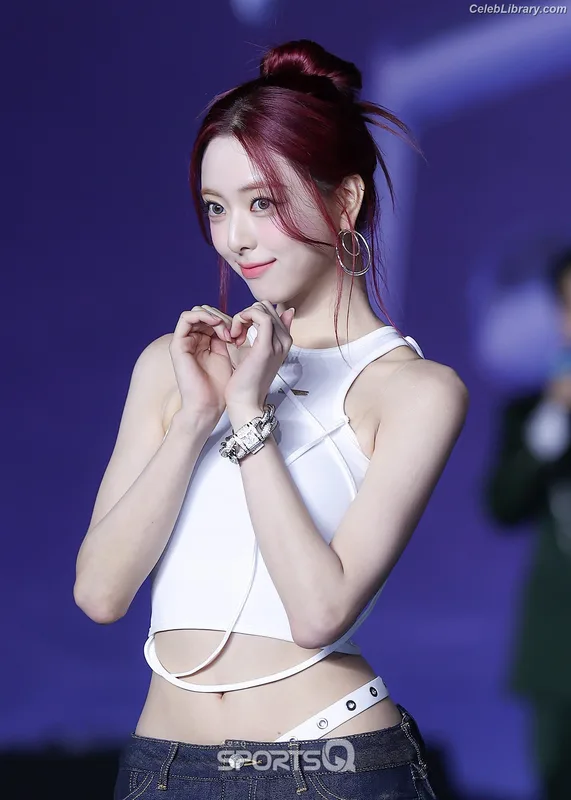 Yuna - ITZY (유나, Shin Yu Na) photo 17 of 1698
