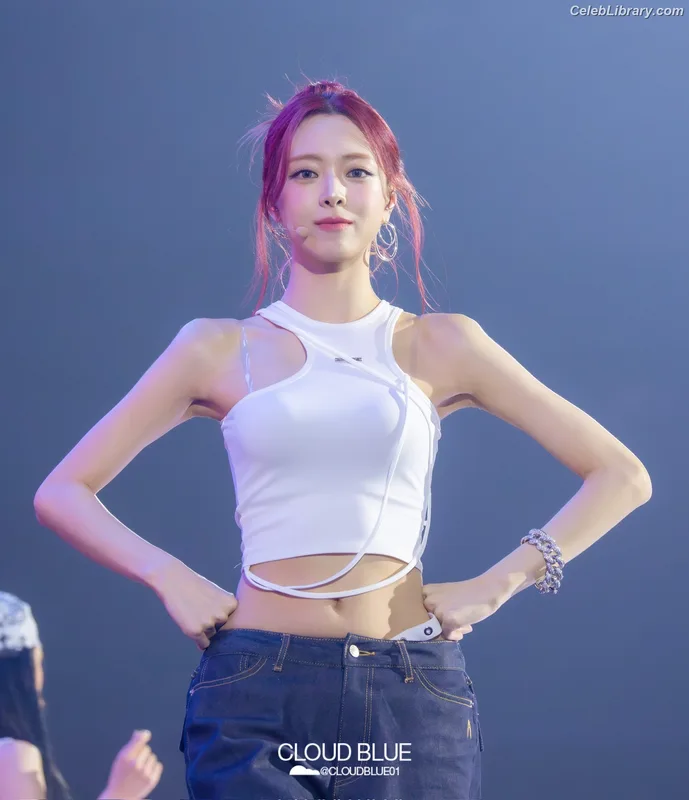 Yuna - ITZY (유나, Shin Yu Na) photo 18 of 1698
