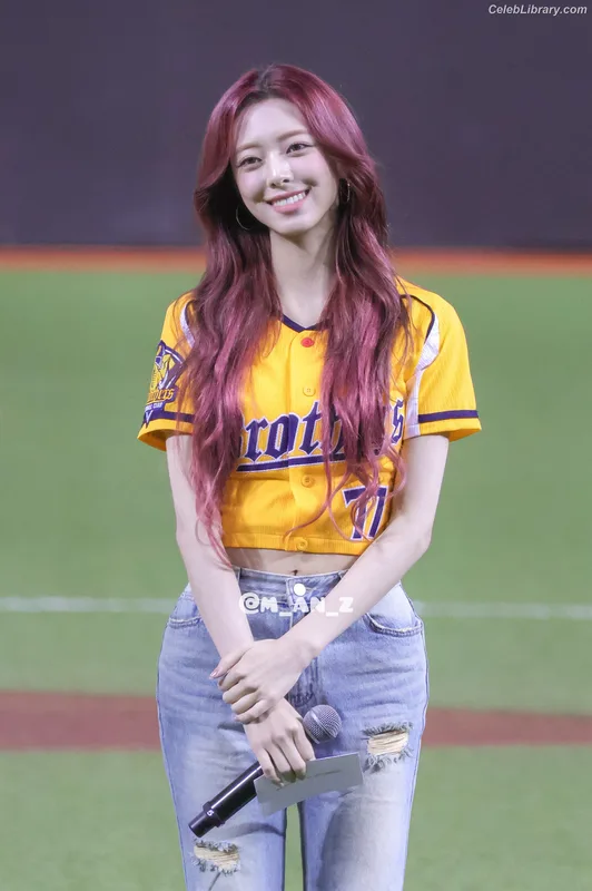 Yuna - ITZY (유나, Shin Yu Na) photo 3 of 1698