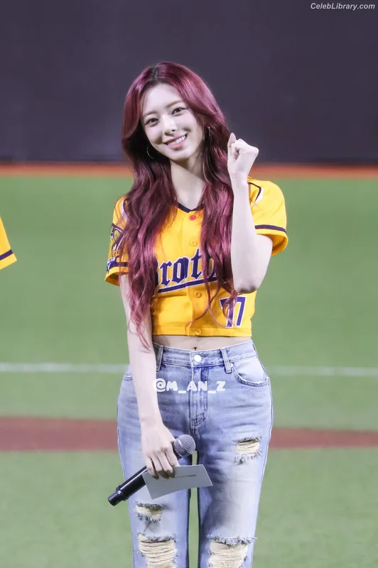 Yuna - ITZY (유나, Shin Yu Na) photo 4 of 1698