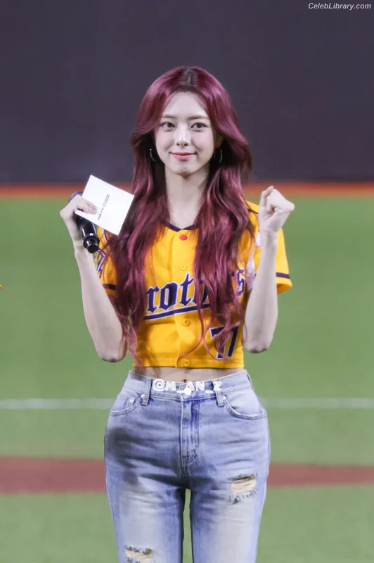 Yuna - ITZY (유나, Shin Yu Na) photo 5 of 1698