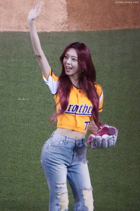 Yuna - ITZY (유나, Shin Yu Na) photo 6 of 1698