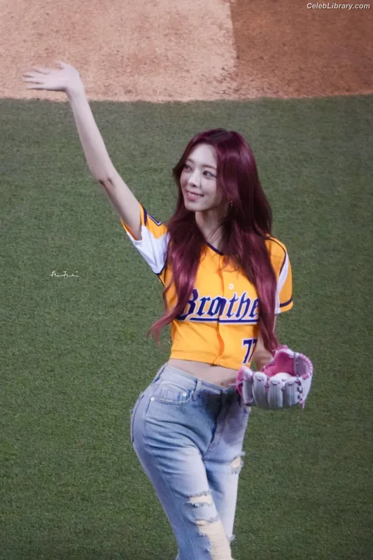 Yuna - ITZY (유나, Shin Yu Na) photo 7 of 1698