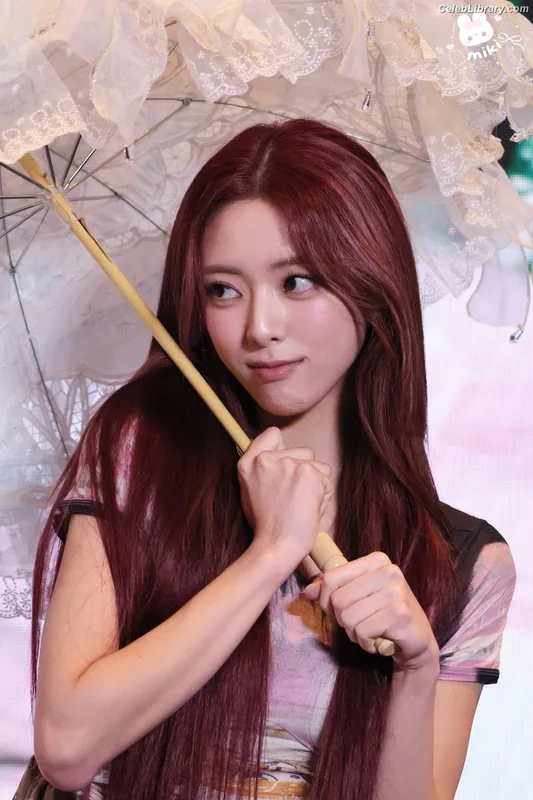 Yuna - ITZY (유나, Shin Yu Na) photo 22 of 1698