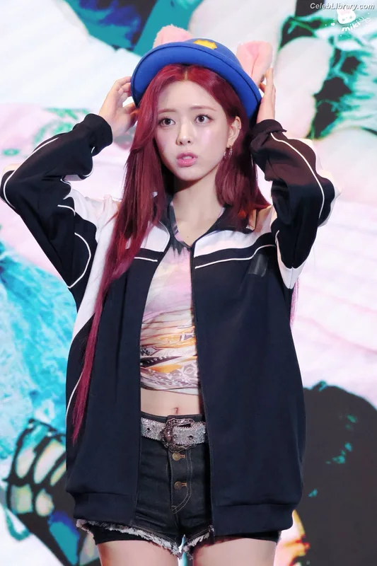 Yuna - ITZY (유나, Shin Yu Na) photo 1 of 1698