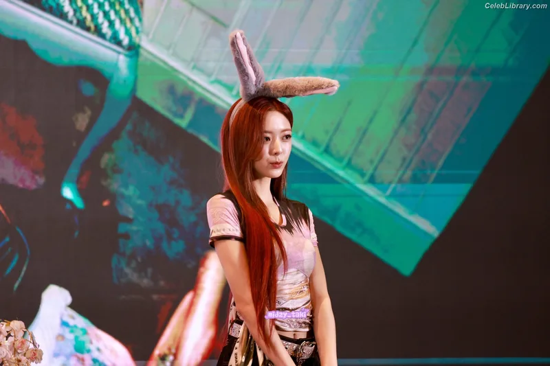 Yuna - ITZY (유나, Shin Yu Na) photo 2 of 1698