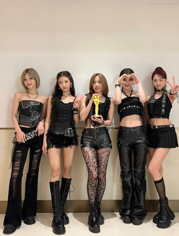 Yuna - ITZY (유나, Shin Yu Na) photo 14 of 1698