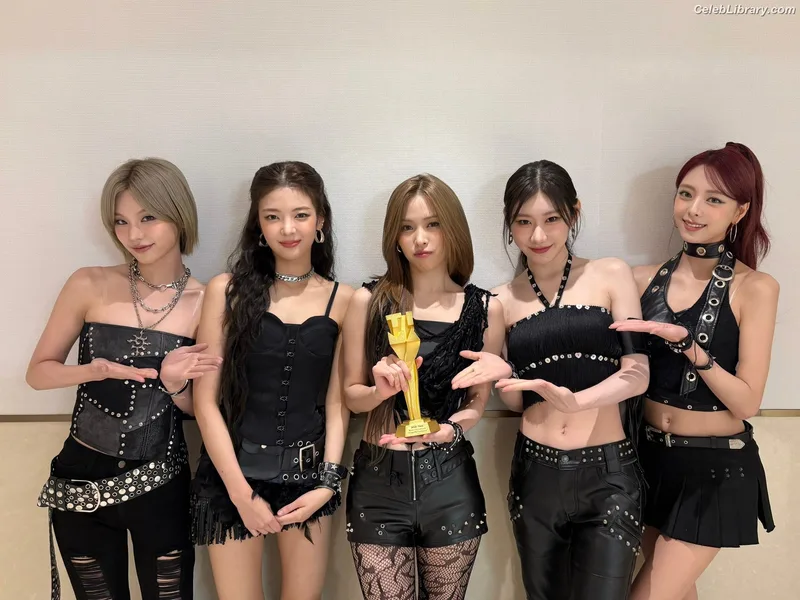 Yuna - ITZY (유나, Shin Yu Na) photo 15 of 1698