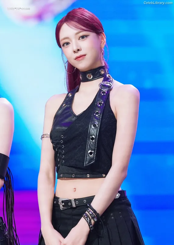 Yuna - ITZY (유나, Shin Yu Na) photo 22 of 1698