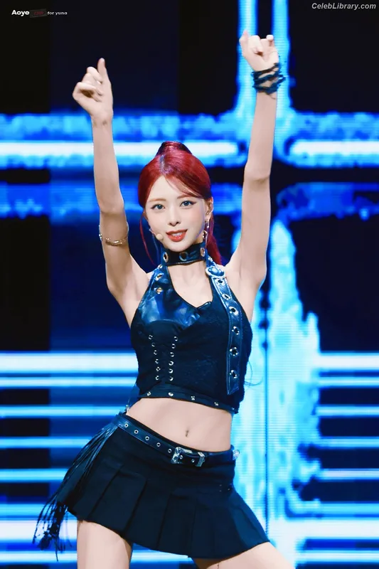 Yuna - ITZY (유나, Shin Yu Na) photo 1 of 1698