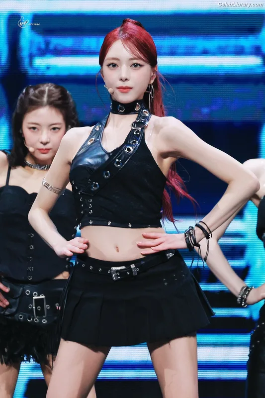 Yuna - ITZY (유나, Shin Yu Na) photo 2 of 1698