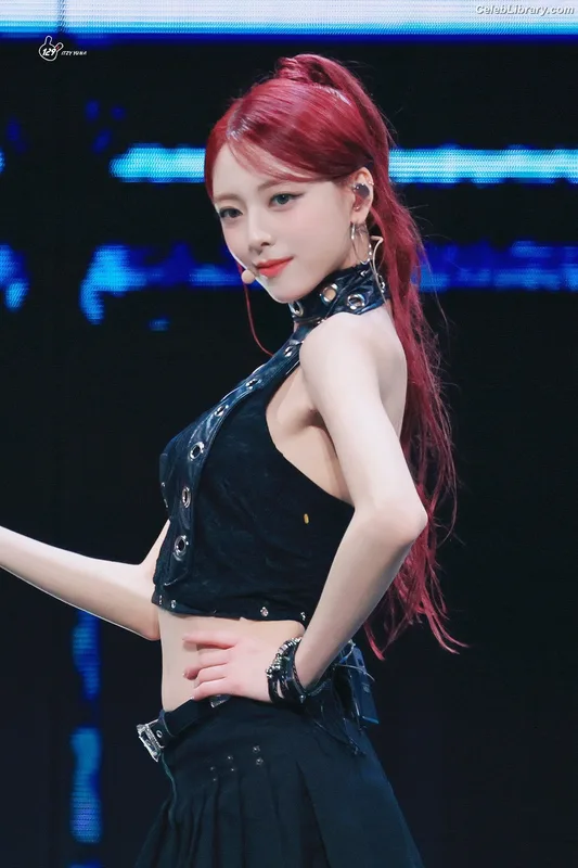 Yuna - ITZY (유나, Shin Yu Na) photo 7 of 1698