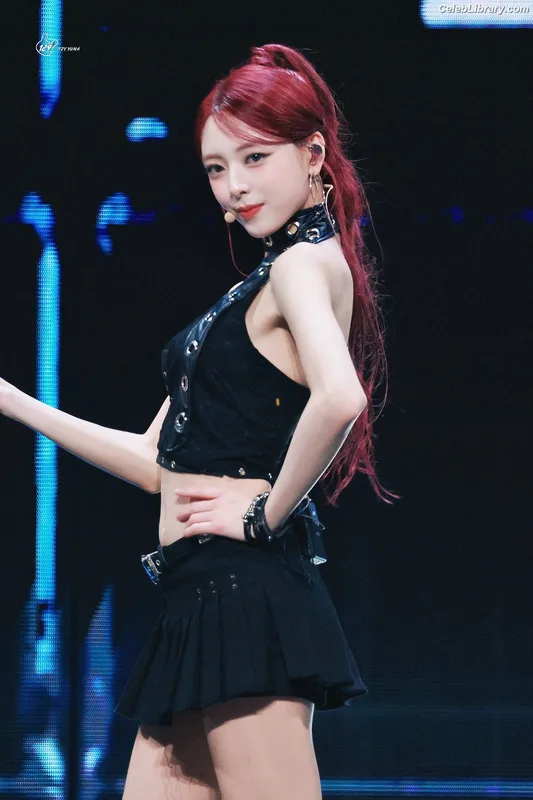 Yuna - ITZY (유나, Shin Yu Na) photo 8 of 1698
