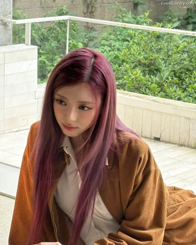 Yuna - ITZY (유나, Shin Yu Na) photo 21 of 1698