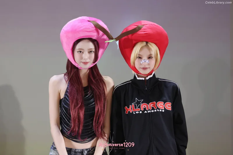 Yuna - ITZY (유나, Shin Yu Na) photo 1 of 1698