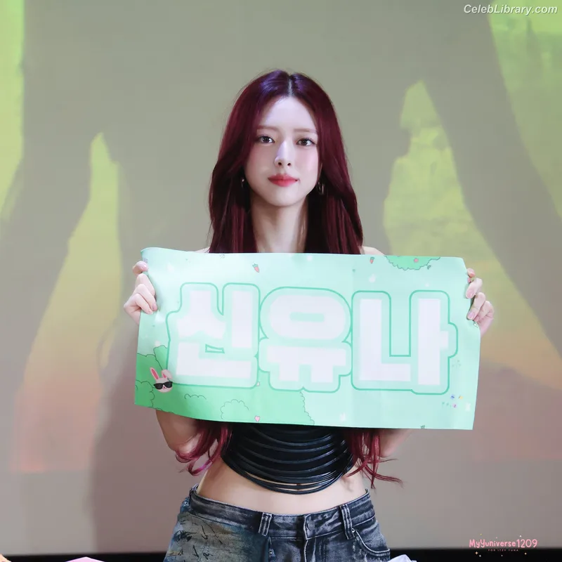 Yuna - ITZY (유나, Shin Yu Na) photo 9 of 1698
