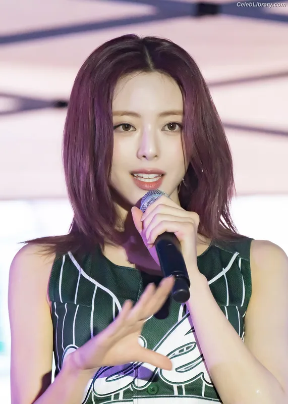 Yuna - ITZY (유나, Shin Yu Na) photo 9 of 1698
