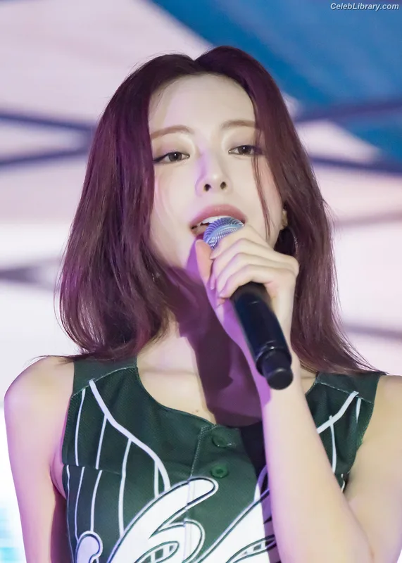 Yuna - ITZY (유나, Shin Yu Na) photo 10 of 1698