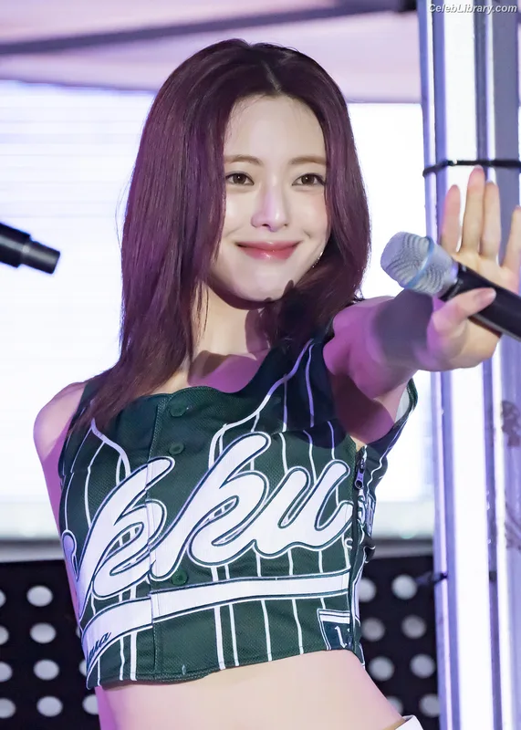 Yuna - ITZY (유나, Shin Yu Na) photo 11 of 1698