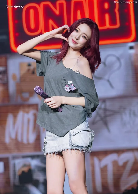 Yuna - ITZY (유나, Shin Yu Na) photo 18 of 1698