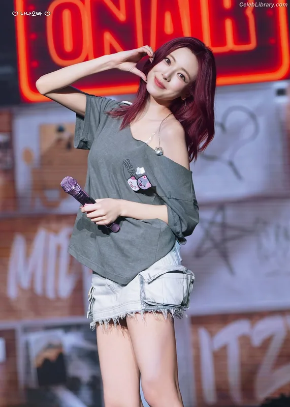 Yuna - ITZY (유나, Shin Yu Na) photo 19 of 1698