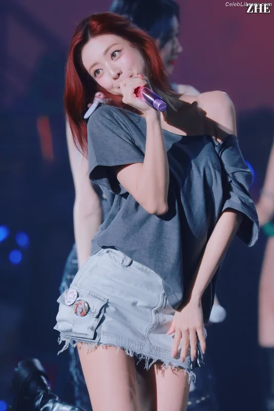 Yuna - ITZY (유나, Shin Yu Na) photo 21 of 1698