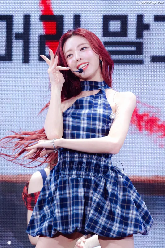 Yuna - ITZY (유나, Shin Yu Na) photo 2 of 1698