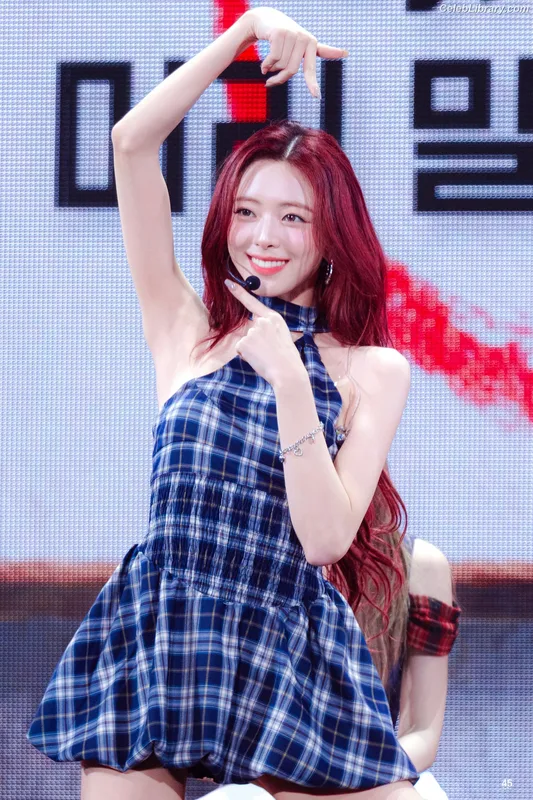 Yuna - ITZY (유나, Shin Yu Na) photo 5 of 1698
