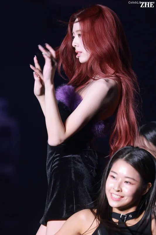 Yuna - ITZY (유나, Shin Yu Na) photo 8 of 1698