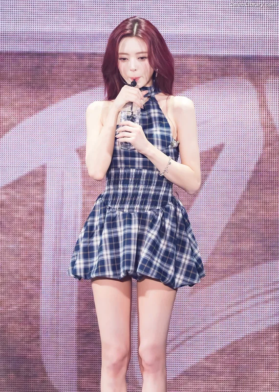 Yuna - ITZY (유나, Shin Yu Na) photo 14 of 1698