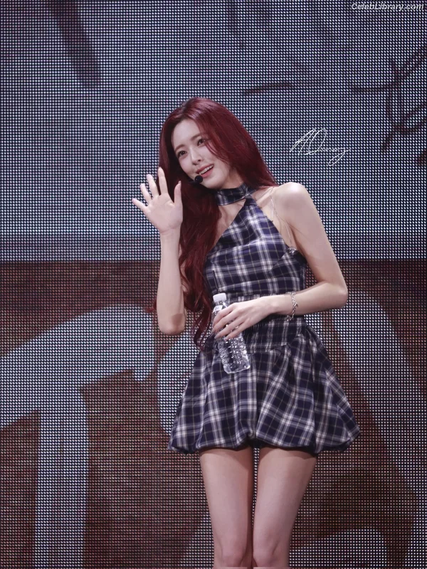 Yuna - ITZY (유나, Shin Yu Na) photo 15 of 1698