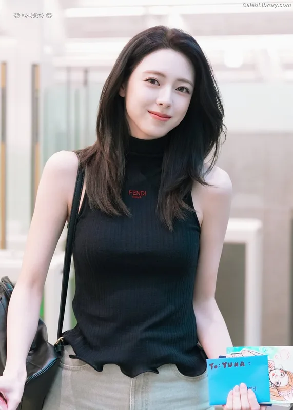 Yuna - ITZY (유나, Shin Yu Na) photo 2 of 1698