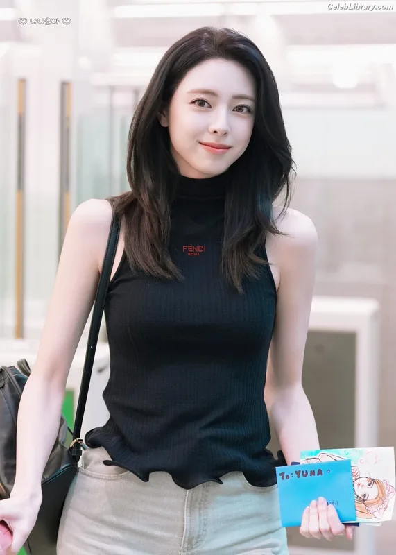 Yuna - ITZY (유나, Shin Yu Na) photo 4 of 1698