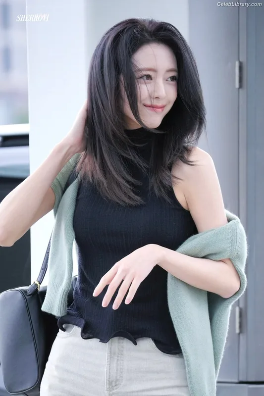 Yuna - ITZY (유나, Shin Yu Na) photo 8 of 1698