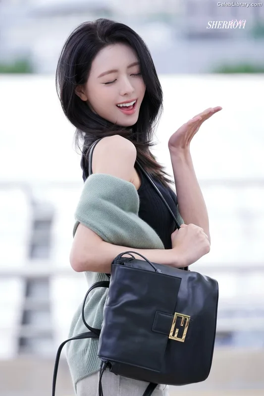 Yuna - ITZY (유나, Shin Yu Na) photo 9 of 1698