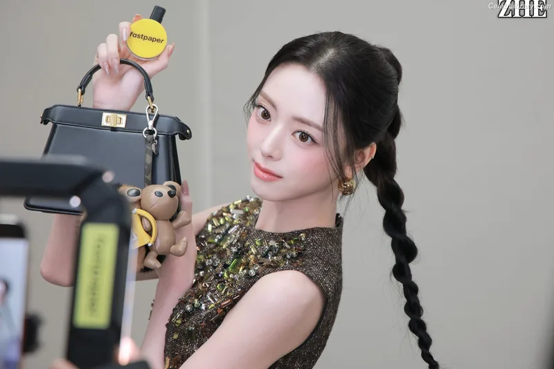 Yuna - ITZY (유나, Shin Yu Na) photo 10 of 1698