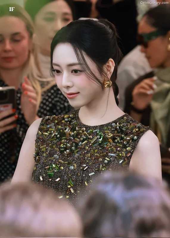 Yuna - ITZY (유나, Shin Yu Na) photo 12 of 1698